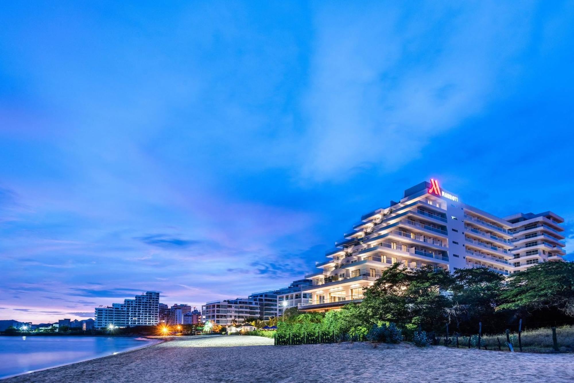 Santa Marta Marriott Resort Playa Dormida Екстериор снимка The hotel at night