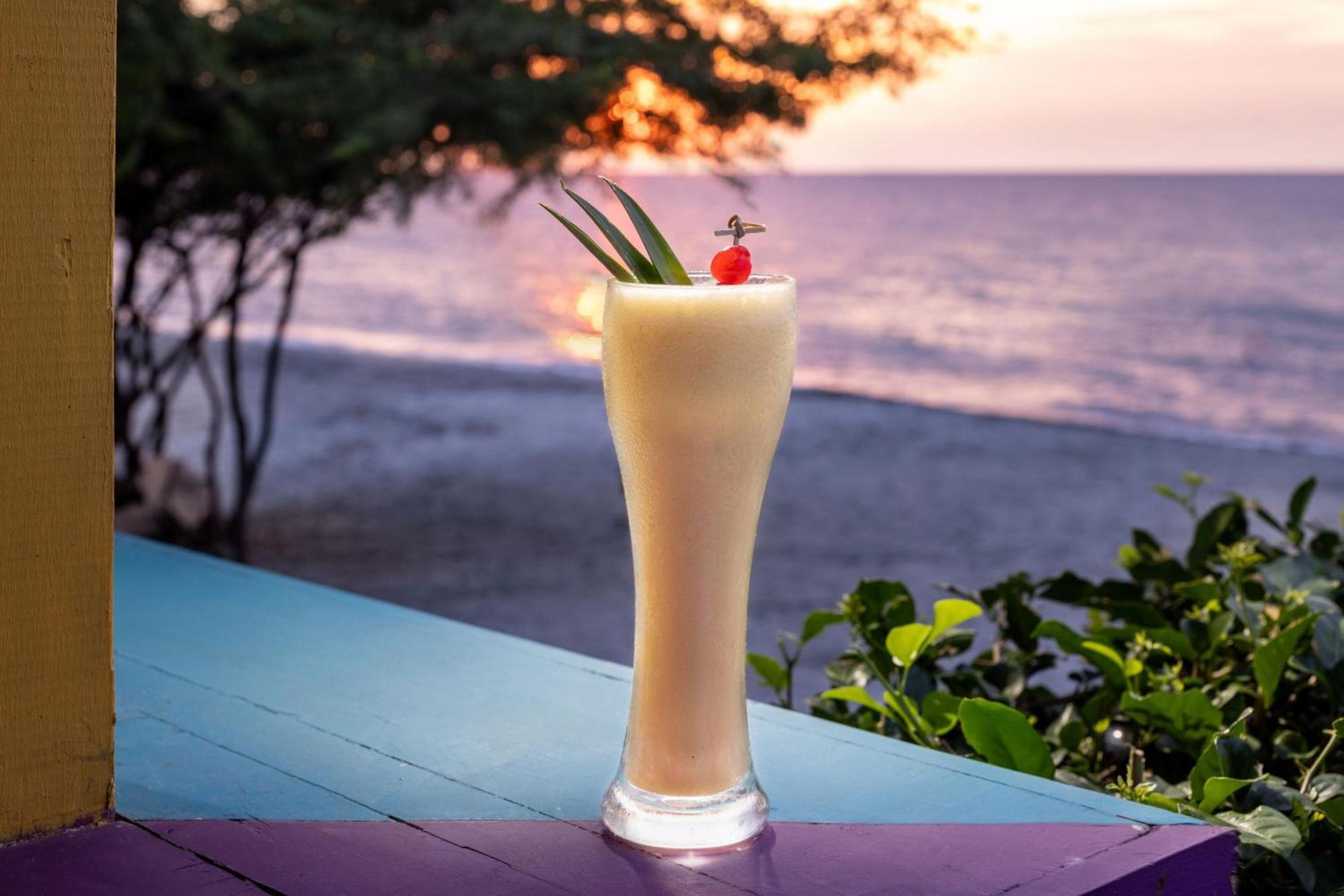Santa Marta Marriott Resort Playa Dormida Екстериор снимка A piña colada