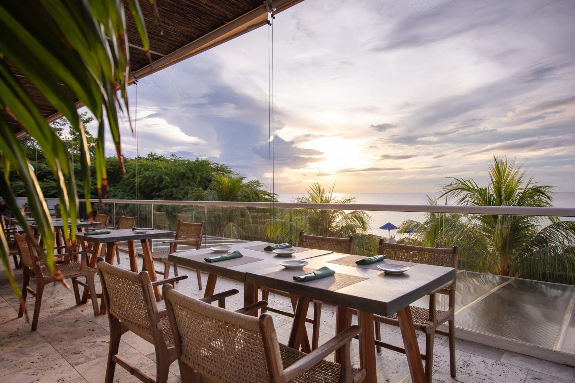 Santa Marta Marriott Resort Playa Dormida Екстериор снимка Sunset at the restaurant