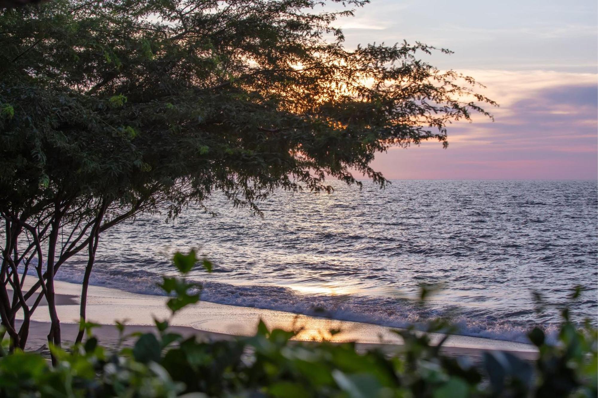 Santa Marta Marriott Resort Playa Dormida Екстериор снимка Sunset at the beach