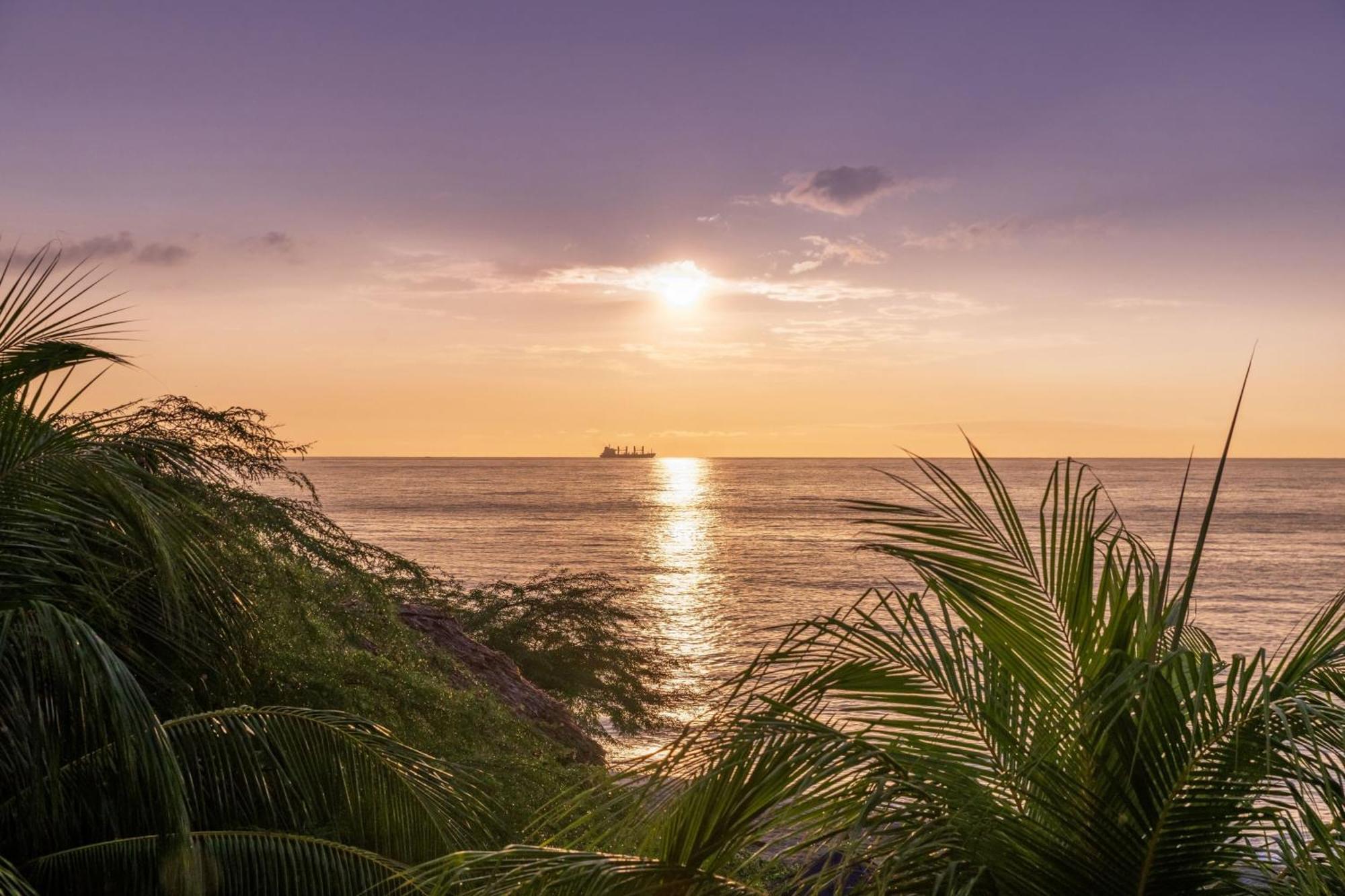 Santa Marta Marriott Resort Playa Dormida Екстериор снимка Sunset at the beach