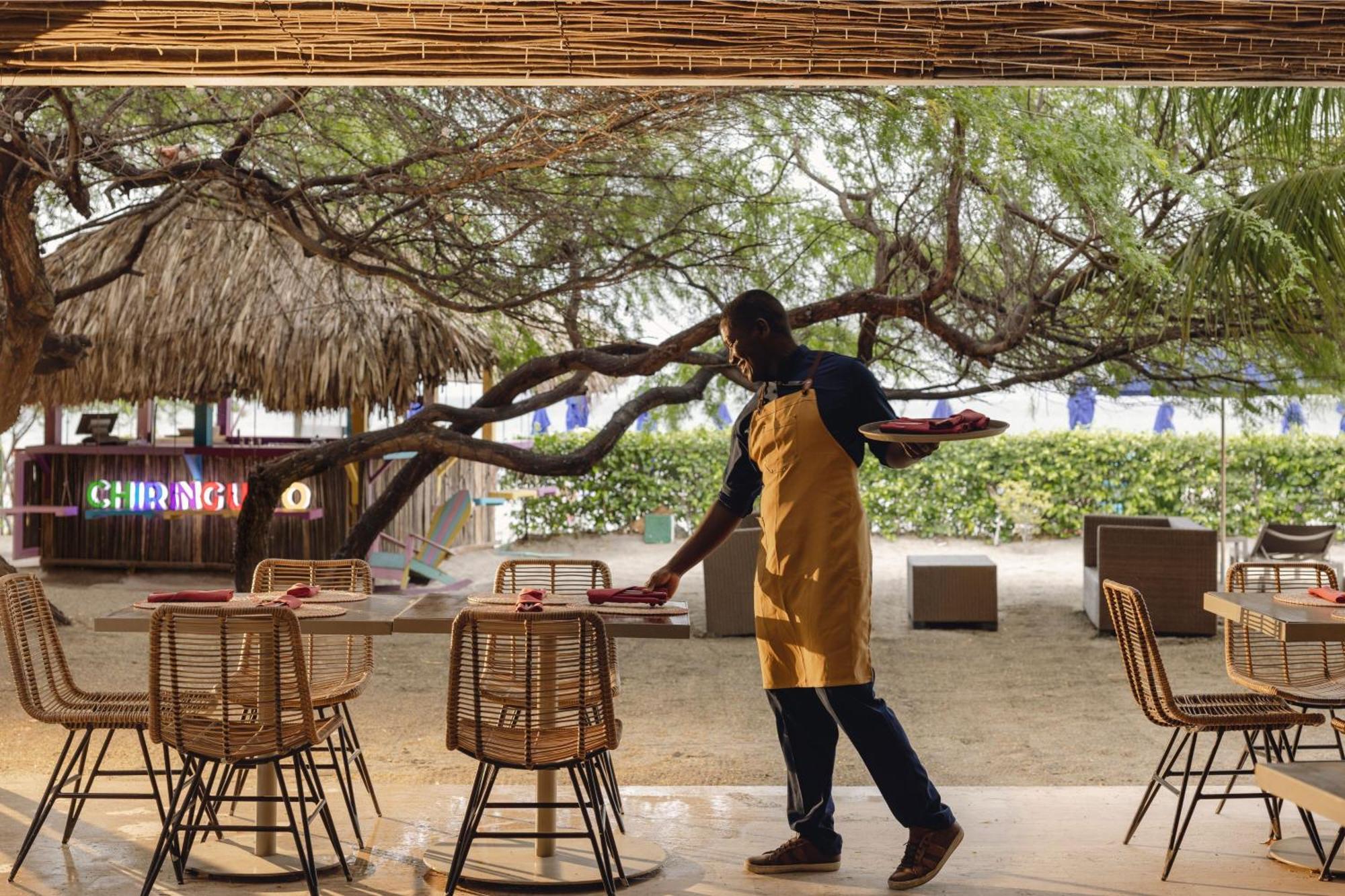 Santa Marta Marriott Resort Playa Dormida Екстериор снимка A waiter clearing a table