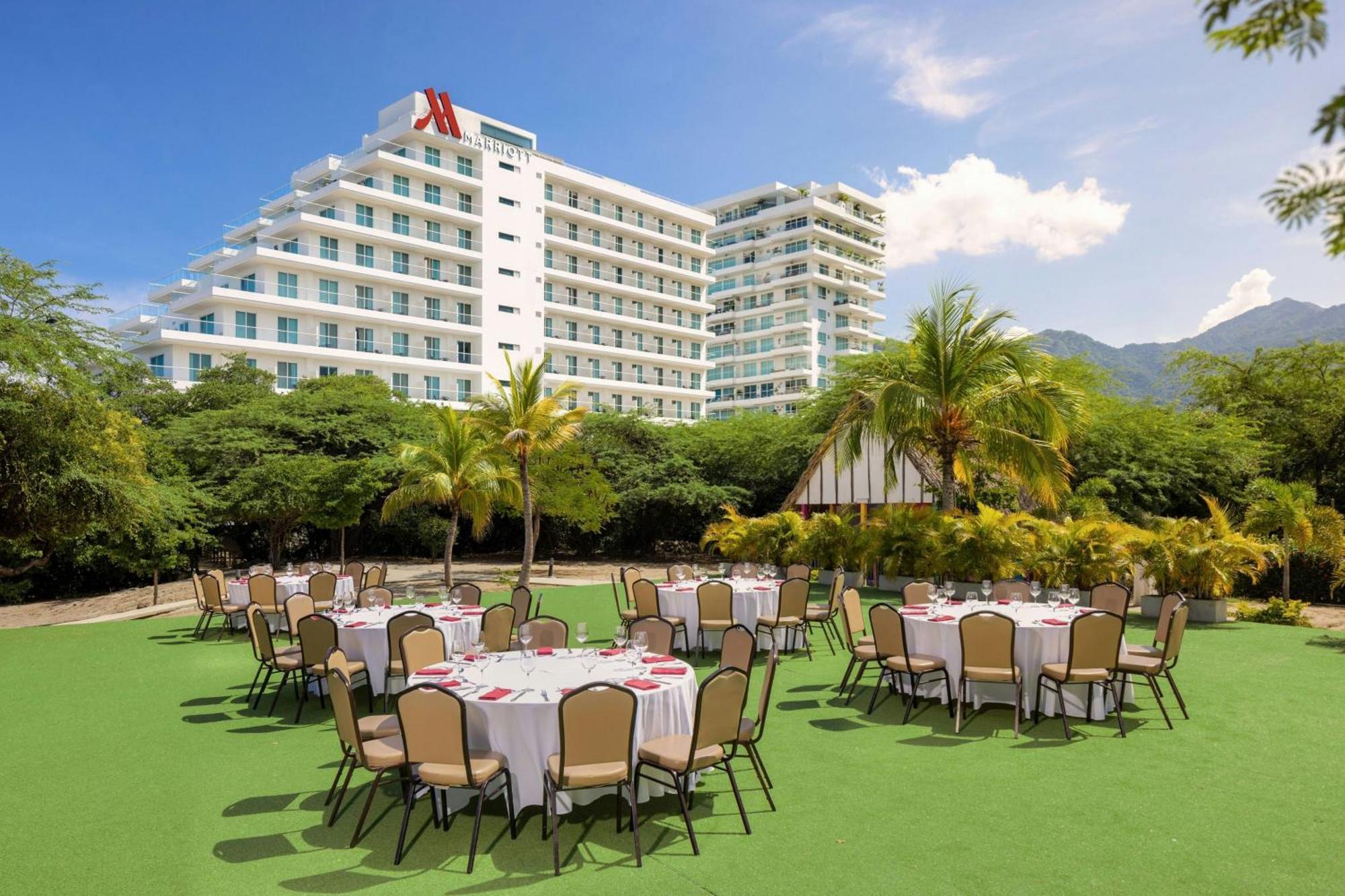 Santa Marta Marriott Resort Playa Dormida Екстериор снимка The lawn at the hotel