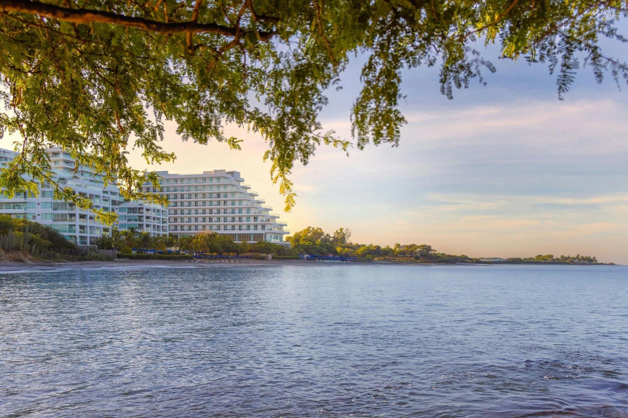 Santa Marta Marriott Resort Playa Dormida Екстериор снимка The hotel from the lake