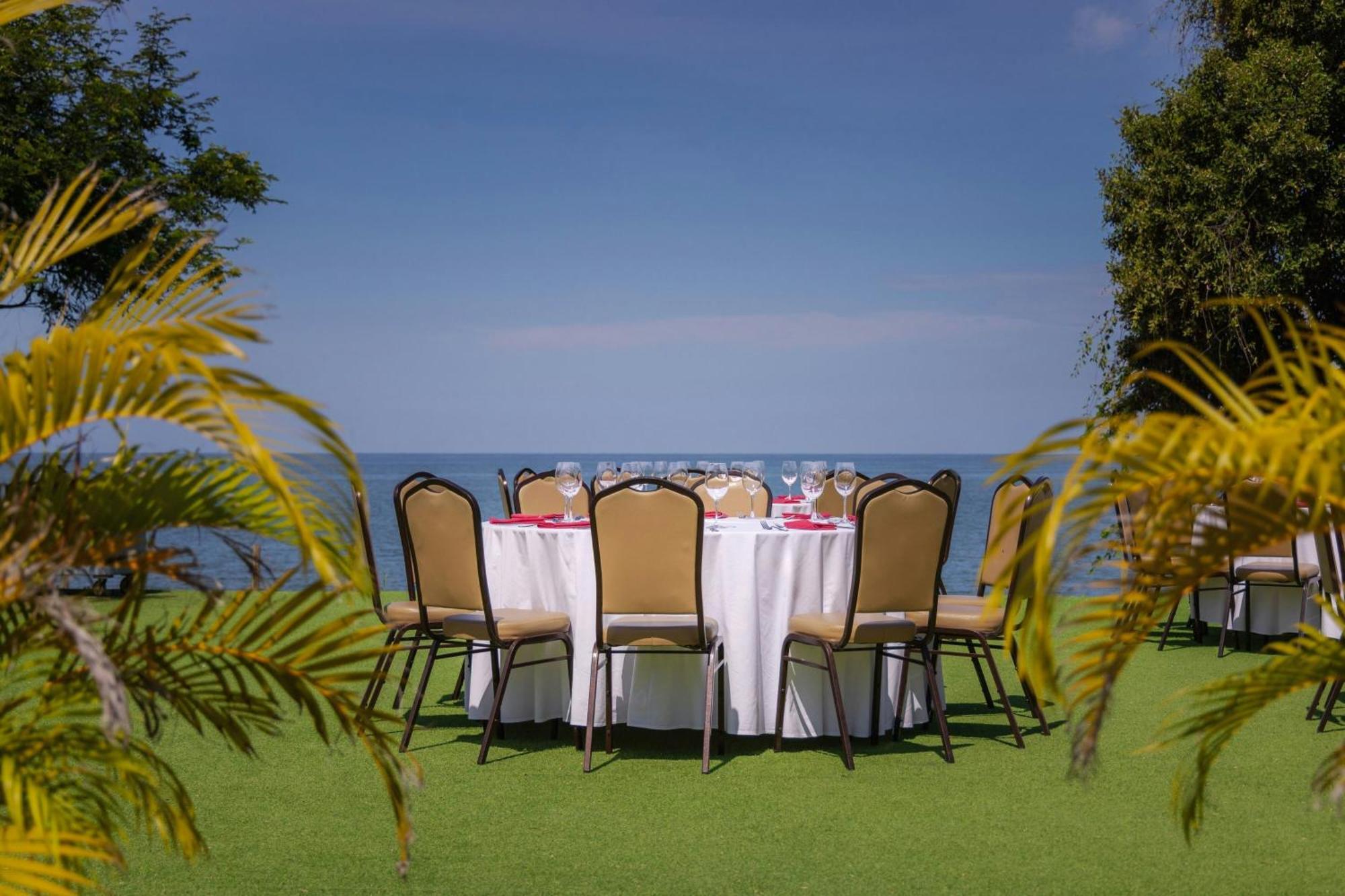 Santa Marta Marriott Resort Playa Dormida Екстериор снимка The lawn at the hotel